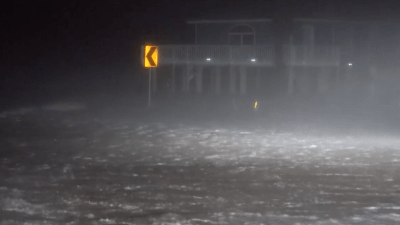 Impactante imágenes: Texas siente la peligrosa marejada ciclónica de Beryl